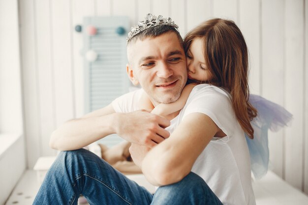 Père jouant avec une petite fille