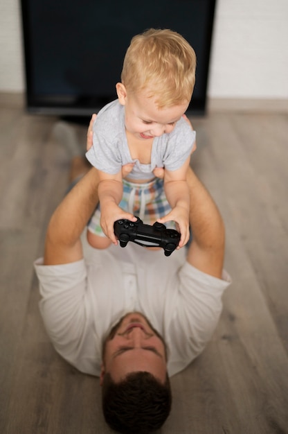 Père jouant avec son fils à la maison