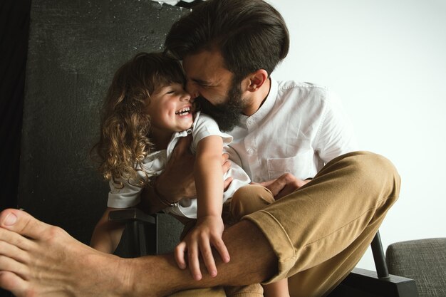 Père jouant avec son jeune fils dans leur salon à la maison