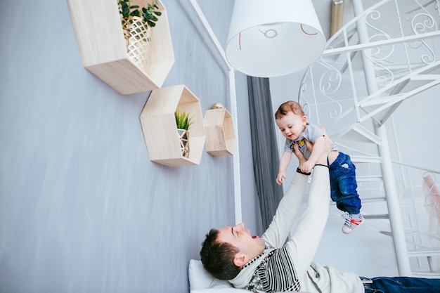 Le père joue avec son fils