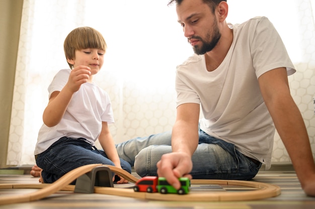 Père et jouets jouant ensemble