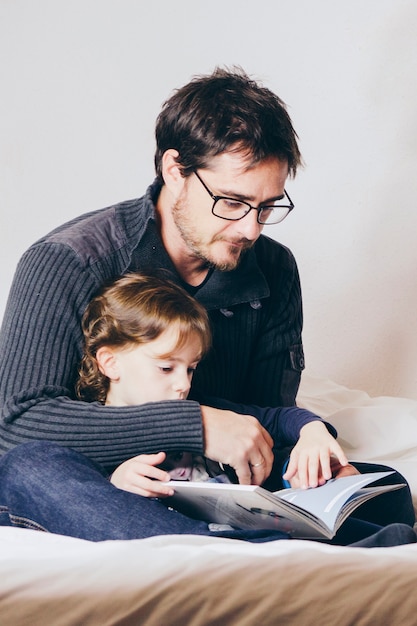 Photo gratuite père lisant l'histoire à la fille