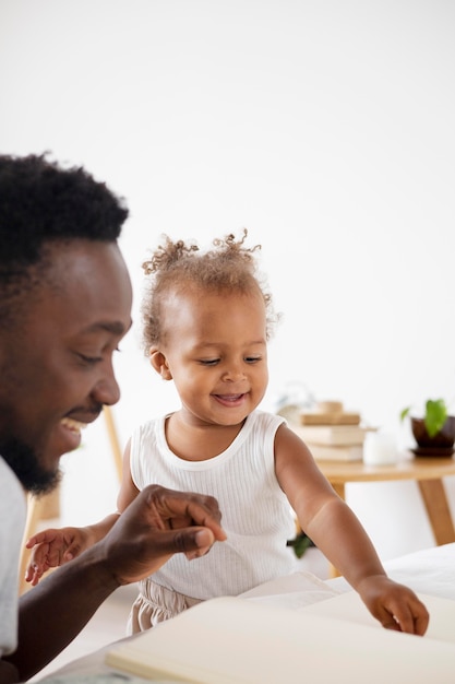 Photo gratuite père lisant à sa petite fille