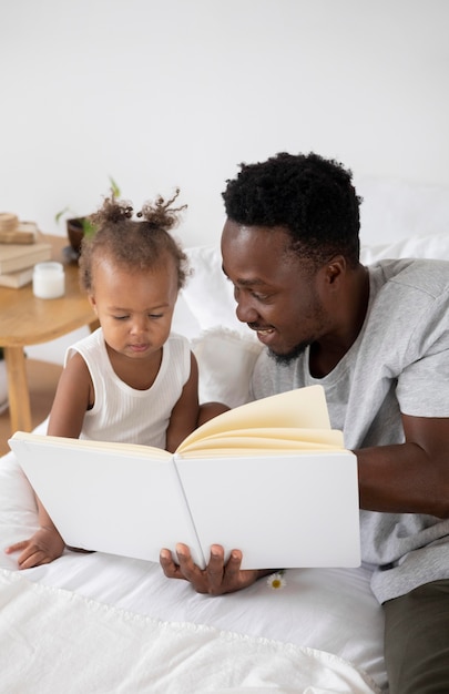 Père lisant à sa petite fille