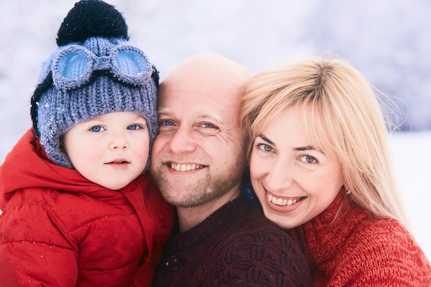 Photo gratuite le père et la mère embrassent leur fils