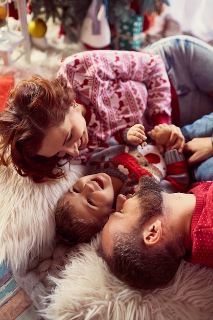 Le père, la mère et le fils sont allongés sur le sol