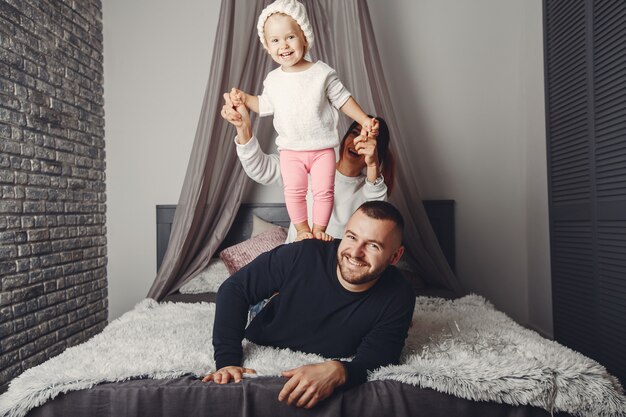 Père et mère avec petite fille