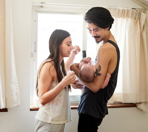 Le père et la mère s'occupent de leur enfant.