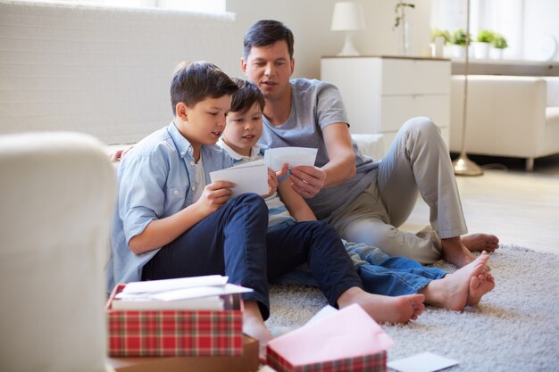 Père montrant des photos à leurs enfants