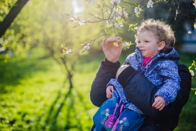 Le père montre une branche de fleurs à son fils