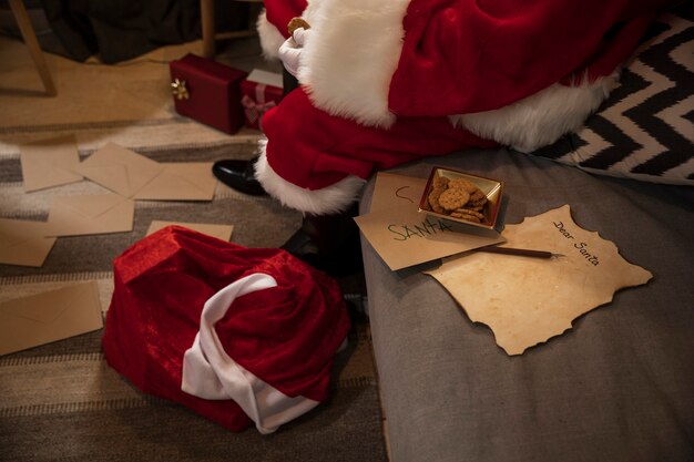 Père Noël assis à côté de sa liste