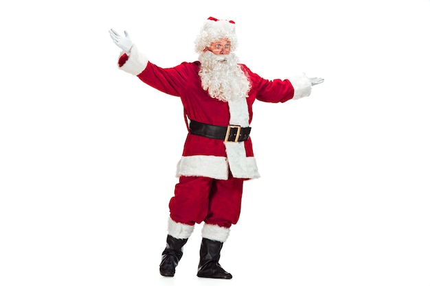 Père Noël avec une barbe blanche luxueuse, un chapeau du père Noël et un costume rouge isolé sur fond blanc