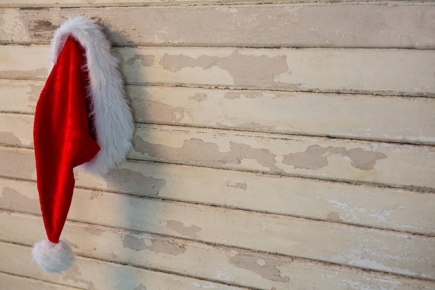 Père Noël chapeau sur des planches de bois