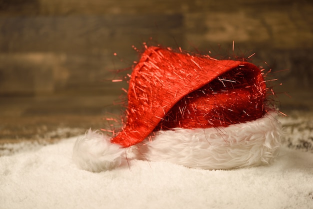 Père Noël chapeau rouge sur le plancher de la neige