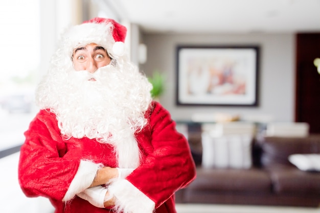 Père Noël dans une maison avec les yeux grands ouverts