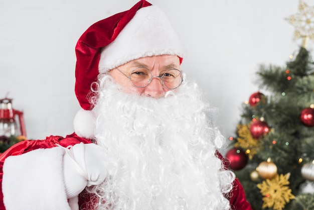 Père Noël dans des verres près de sapin de Noël