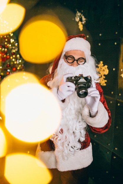 Photo gratuite père noël fait des photos sur l'appareil photo