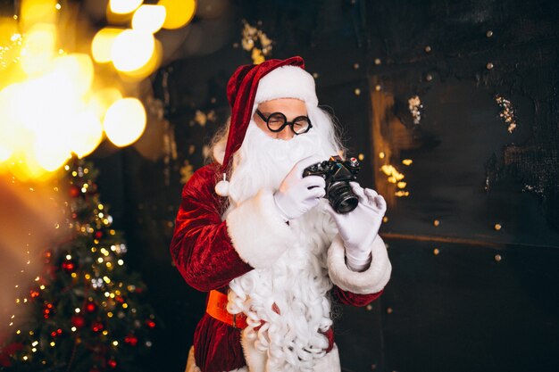 Père Noël fait des photos sur l&#39;appareil photo