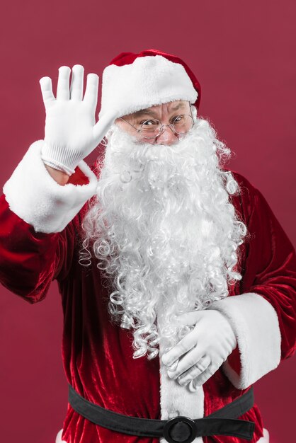 Père Noël à lunettes montrant le geste de salutation