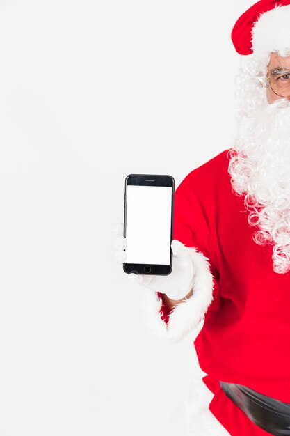 Père Noël montrant l'écran du smartphone