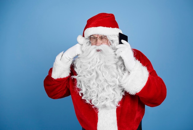 Père Noël parlant par téléphone mobile