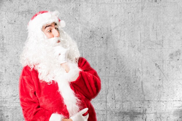 Père Noël Pensive touchant son menton