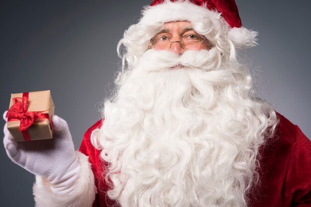 Père Noël avec un petit coffret cadeau