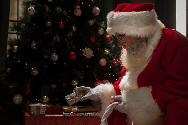 Père Noël préparant ses cadeaux