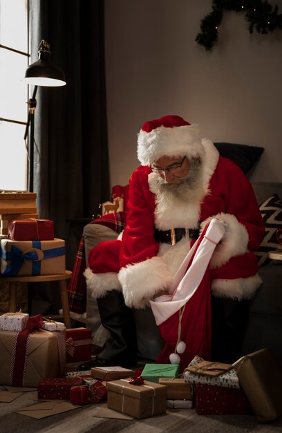 Père Noël prépare son sac de cadeaux