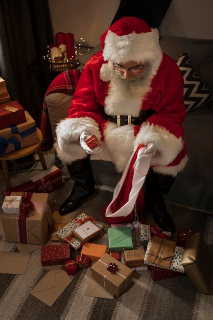 Père Noël prépare son sac de cadeaux