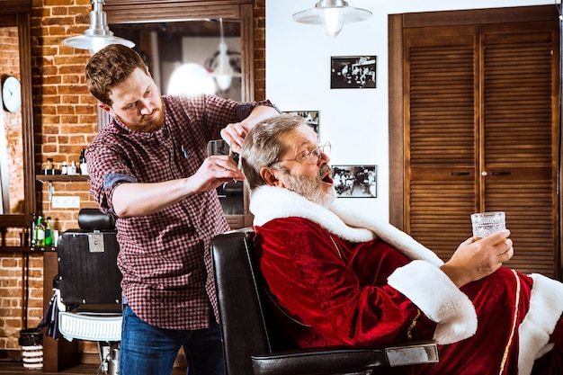 Père Noël raser son barbier personnel