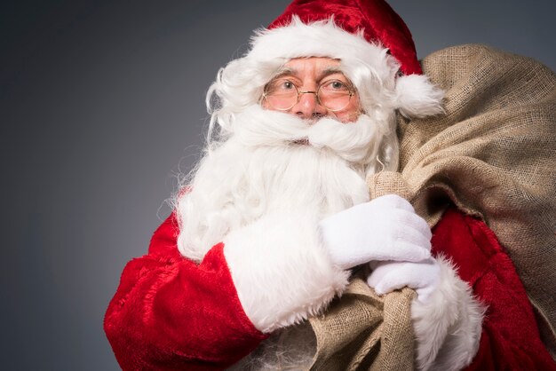 Père Noël avec un sac de cadeaux