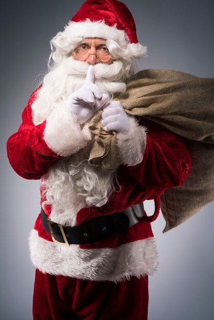 Père Noël avec un sac de cadeaux