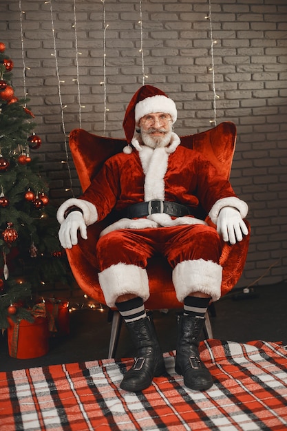 Le Père Noël se repose près de l'arbre de Noël. Décoration d'intérieur.