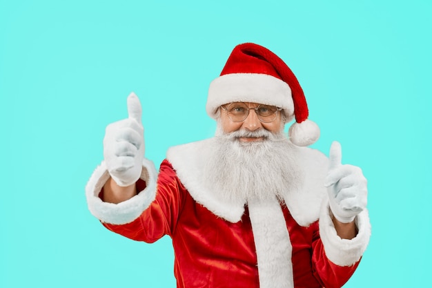 Père Noël souriant montrant les pouces vers le haut.