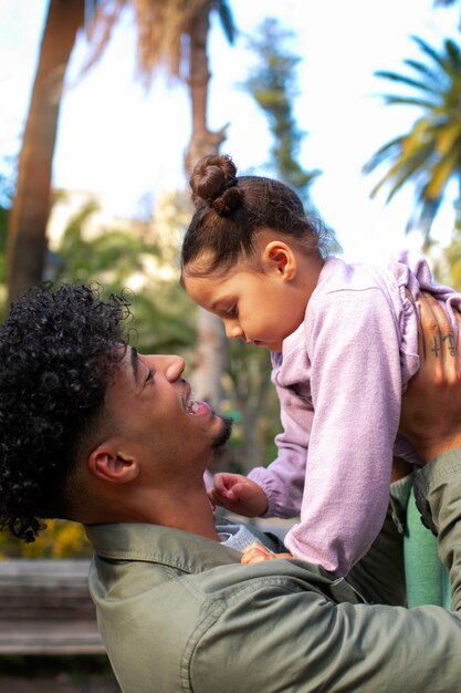 Père passe du temps avec sa fille à l'extérieur le jour de la fête des pères