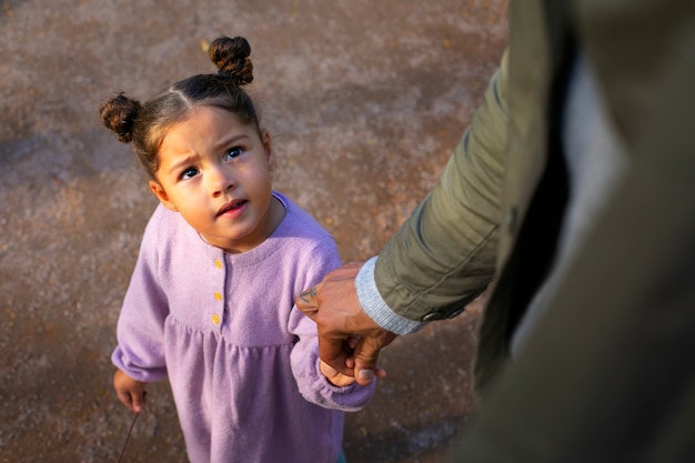 Père passe du temps avec sa fille à l'extérieur le jour de la fête des pères