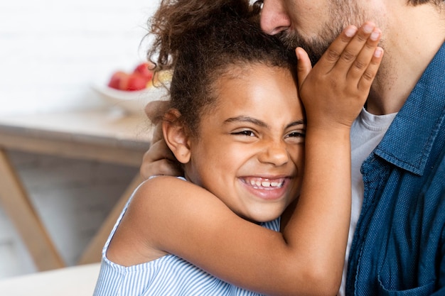 Photo gratuite père passe du temps avec sa fille