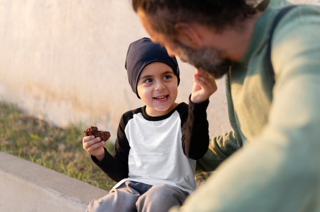 Photo gratuite père passe du temps avec son enfant