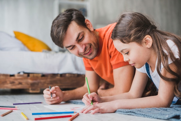 Père, peinture avec sa fille le jour des pères