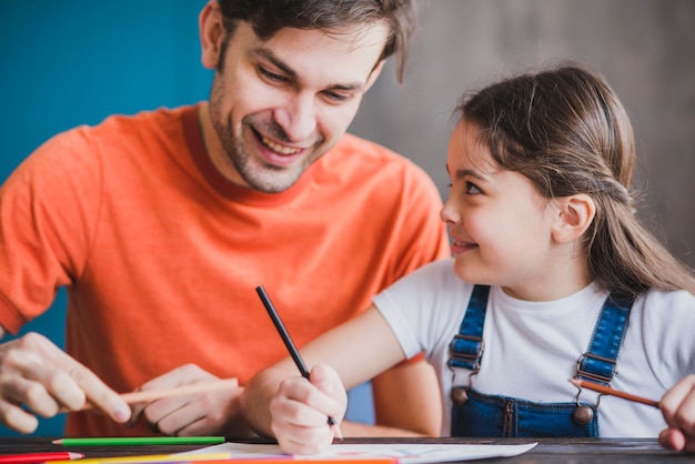 Père, peinture avec sa fille le jour des pères