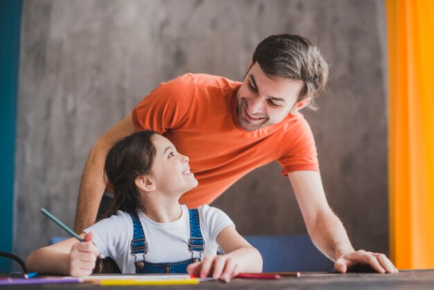 Père, peinture avec sa fille le jour des pères