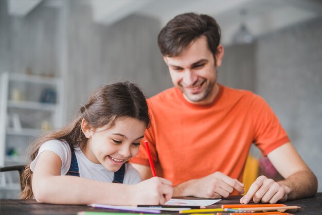 Père, peinture avec sa fille le jour des pères