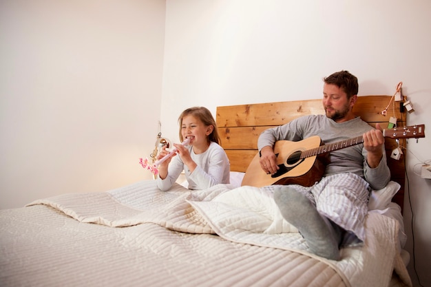 Père et petite fille avec des instruments de musique