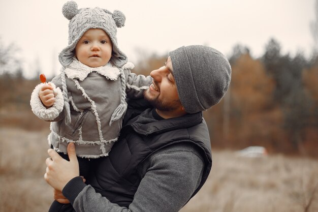 Père avec petite fille jouant dans un champ de printemps