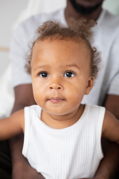 Père et petite fille passent du temps ensemble