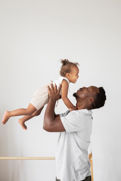 Père et petite fille passent du temps ensemble