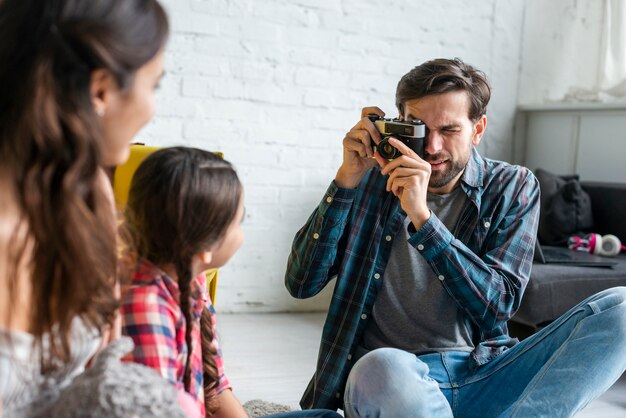 Père prenant des photos de sa femme et de son enfant