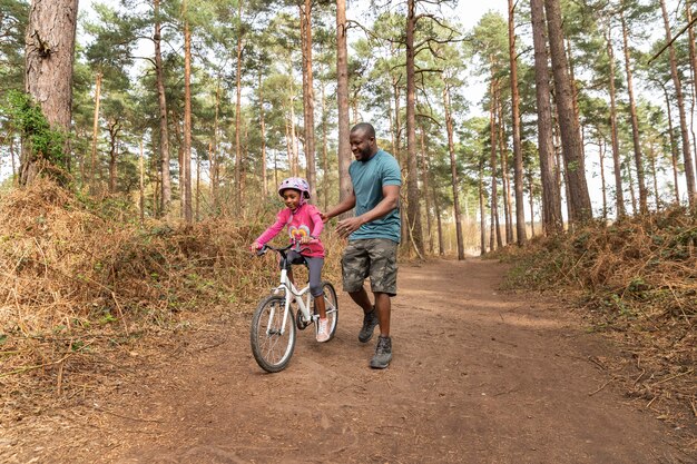 Père prépare son enfant pour une balade à vélo