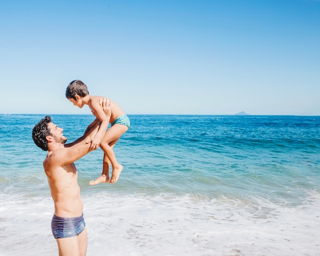 Père qui soulevait son fils à l&#39;eau